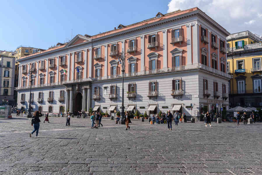 006 - Italia - Nápoles - plaza del Plebiscito - Palacio de la Prefectura.jpg